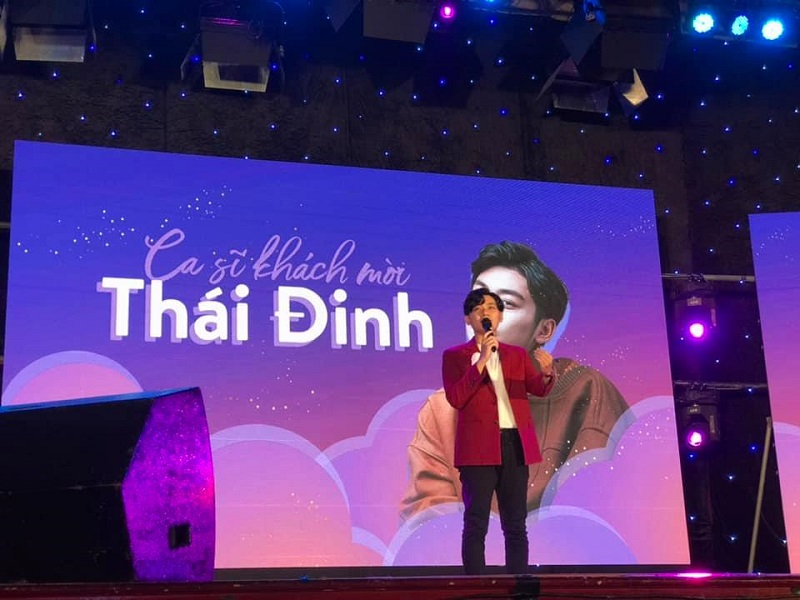 Thái Đinh làm thổn thức trái tim các fan trường Báo với giọng ca nhẹ nhàng, đôi mắt ấm áp.