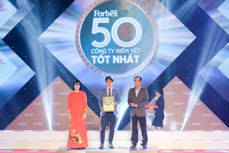 Ông Phan Minh Tiên – Giám đốc Điều hành Marketing của Vinamilk nhận giải thưởng Top 50 Công ty niêm yết xuất sắc năm 2020 do Forbes Việt Nam trao tặng.