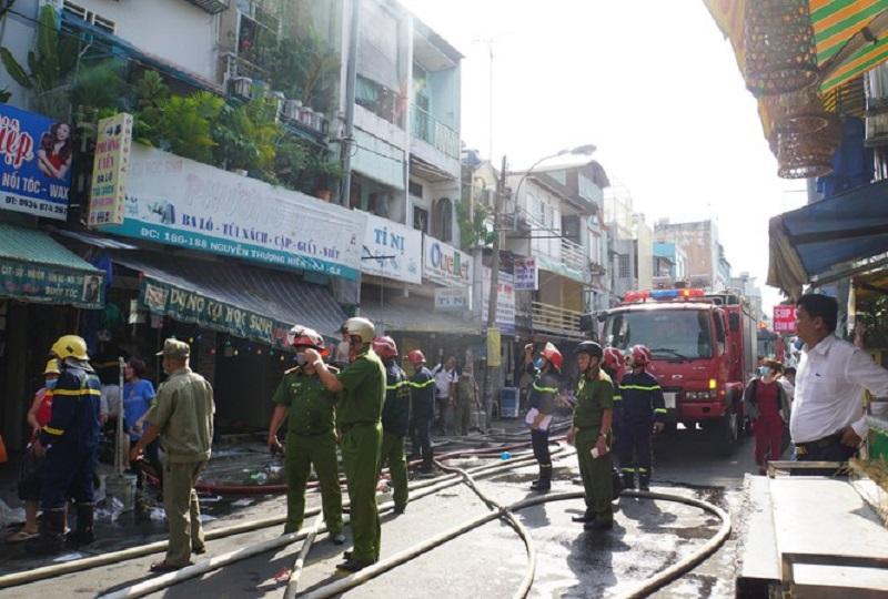 Cảnh sát PCCC có mặt tại nơi xảy ra vụ việc để dập tắt đám cháy (Ảnh: báo Tiền Phong)