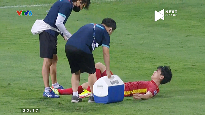Hình ảnh Công Phượng bị chấn thương cuối hiệp 1 giữa Việt Nam vs Indonesia