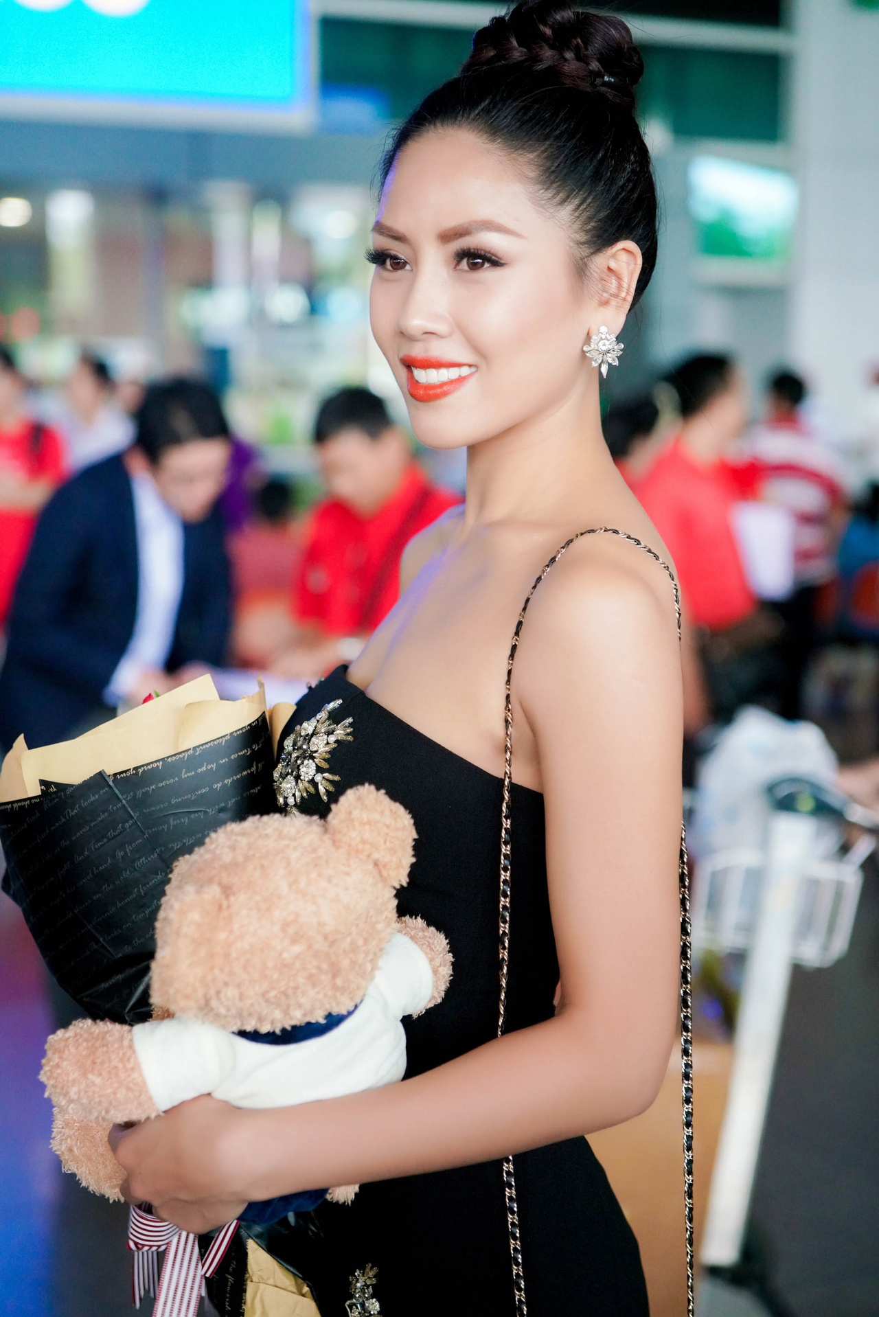 le-hang-thuy-dung-don-nguyen-thi-loan-ve-nuoc-sau-cuoc-thi-miss-universe-2017
