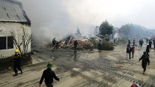 Ba công nhân bị mắc kẹt trong đám cháy lớn tại nhà máy bánh kẹo Tràng An