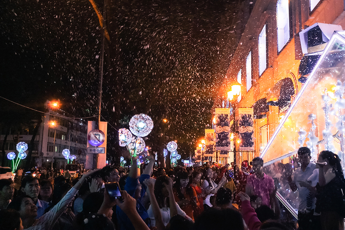 Người Sài Gòn hào hứng trước cảnh tuyết rơi trắng xoá