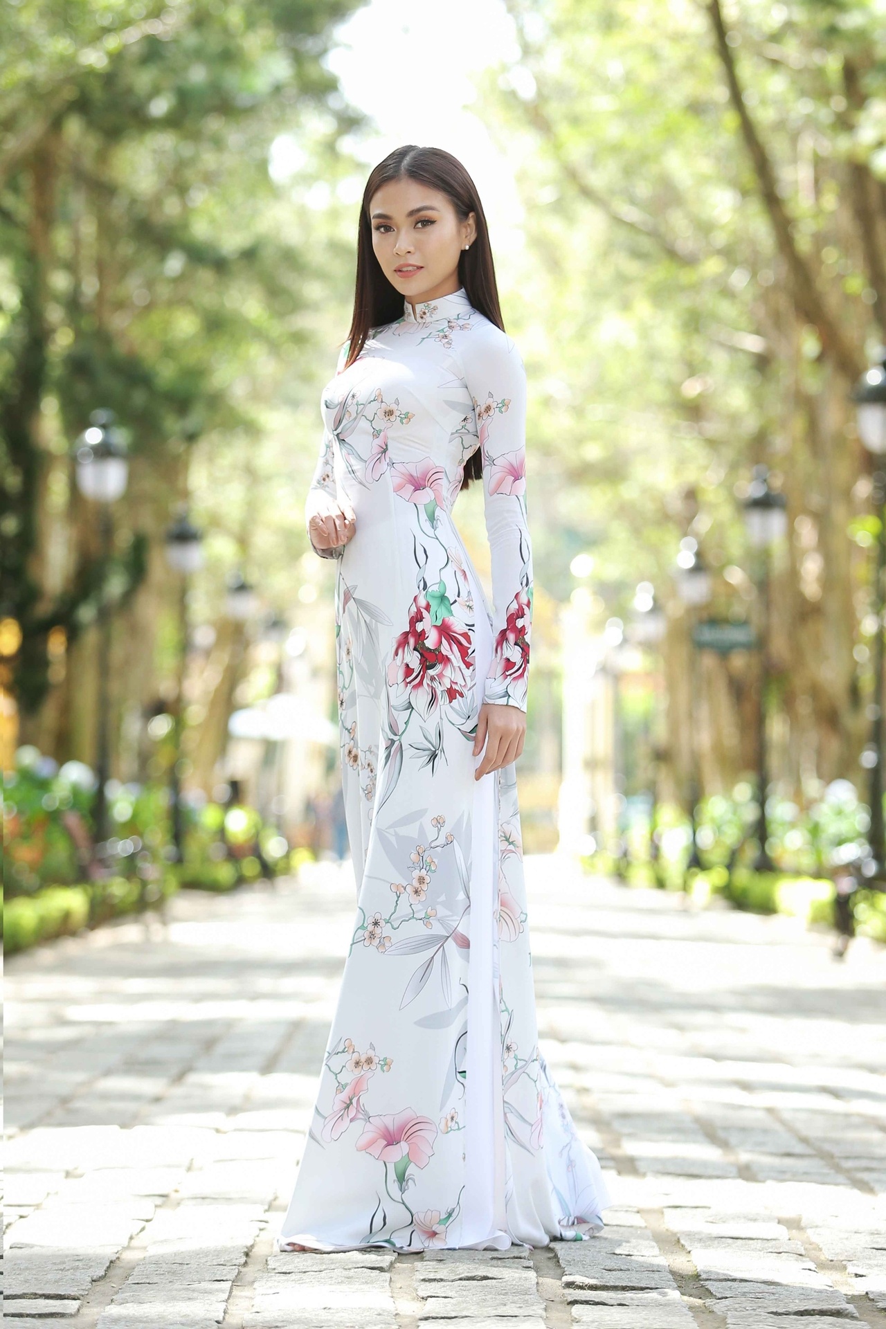 thi-sinh-hoa-hau-hoan-vu-viet-nam-do-dang-khoe-sac-trong-ta-ao-dai