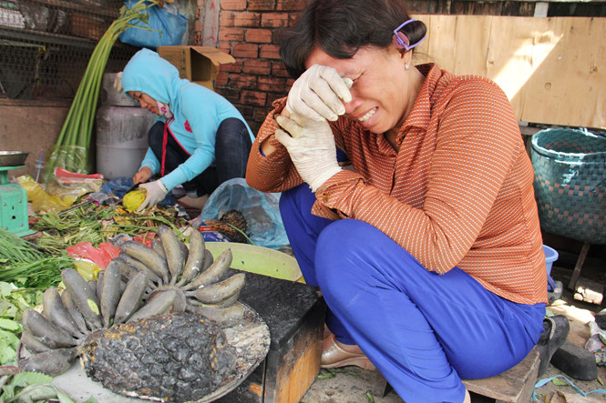 Bà Nguyễn Thị Bảy khóc nghẹn khi toàn bộ tài sản trong nhà bị thiêu rụi  /// ẢNH: AN HUY
