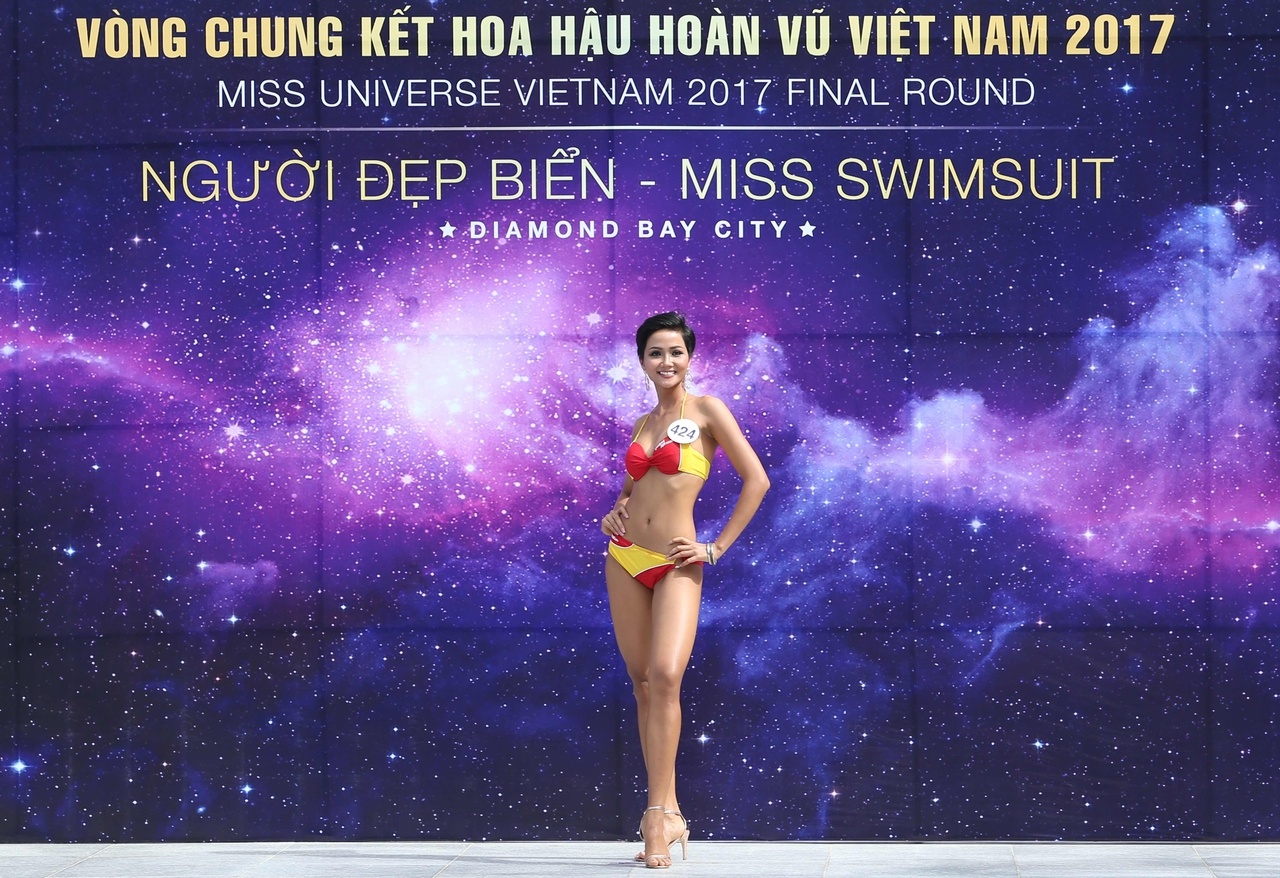 hhen-nie-khoe-voc-dang-san-chac-toa-sang-xuat-sac-trong-phan-thi-nguoi-dep-bien