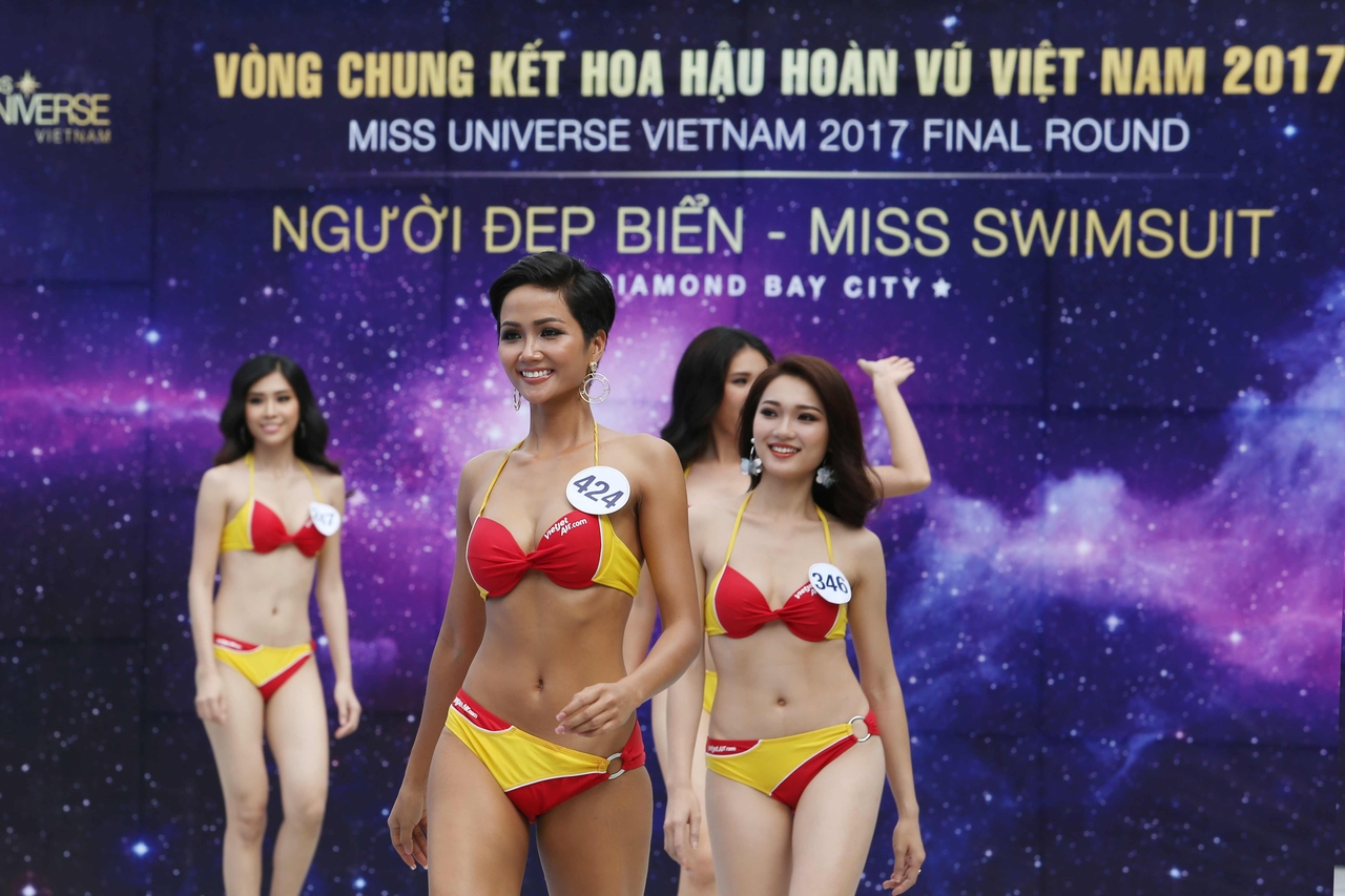 hhen-nie-khoe-voc-dang-san-chac-toa-sang-xuat-sac-trong-phan-thi-nguoi-dep-bien