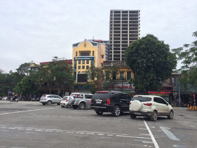 Hải Phòng: Khuôn viên nhà hát bỗng thành bãi giữ xe 'khổng lồ'
