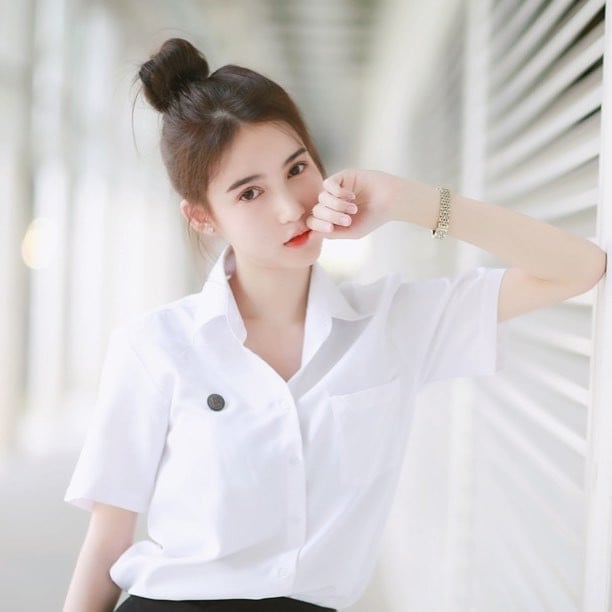 nhan-sac-doi-thu-khien-huong-giang-idol-phai-de-chung-tai-hoa-hau-chuyen-gioi-quoc-te
