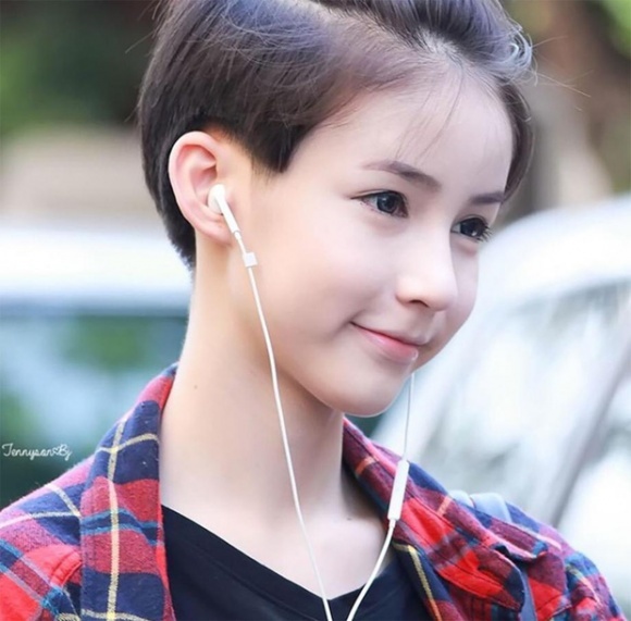 nhan-sac-doi-thu-khien-huong-giang-idol-phai-de-chung-tai-hoa-hau-chuyen-gioi-quoc-te
