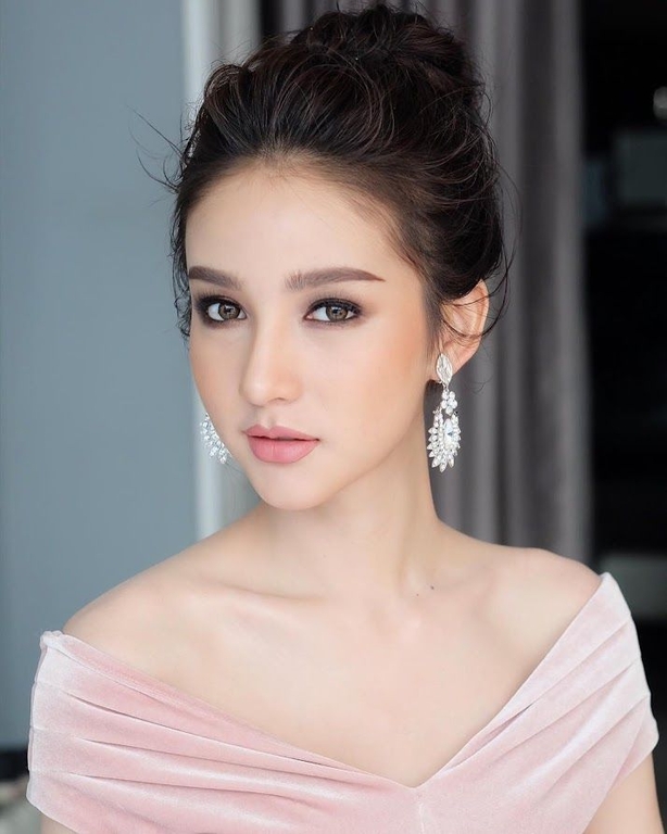 nhan-sac-doi-thu-khien-huong-giang-idol-phai-de-chung-tai-hoa-hau-chuyen-gioi-quoc-te