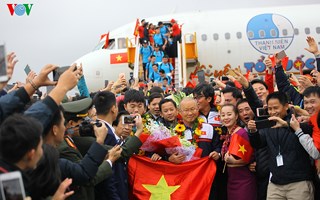 Bầu Đức, bầu Hiển… ở đâu trên chiếc xe diễu hành của U23 Việt Nam?
