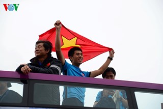 Bầu Đức, bầu Hiển… ở đâu trên chiếc xe diễu hành của U23 Việt Nam?