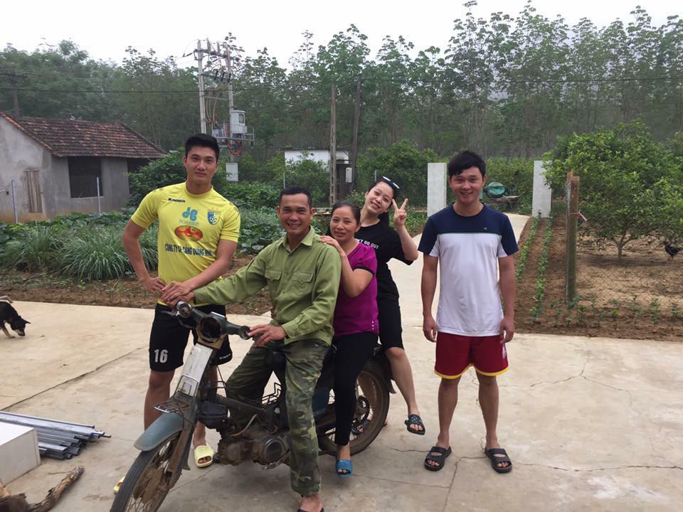 Được ô tô đưa đón nhưng khi thấy bố chạy xe máy cũ mèm theo, thủ môn U23 Việt Nam đã lao ngay xuống để được đi với bố về nhà