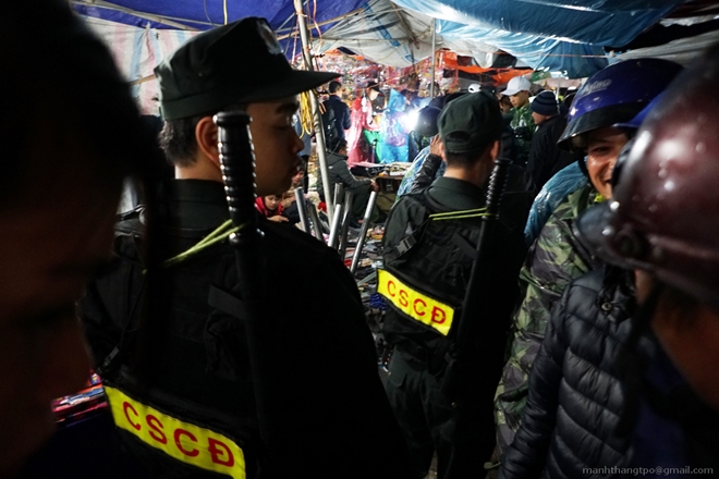 Lực lượng Công an đội mưa rét đảm bảo an ninh chợ Viềng