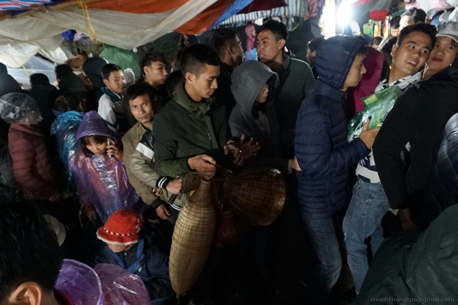 Lực lượng Công an đội mưa rét đảm bảo an ninh chợ Viềng