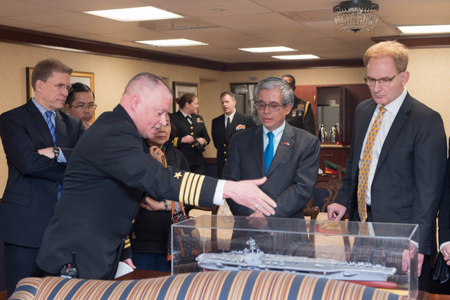 Đại sứ Việt Nam thăm căn cứ hải quân và tàu sân bay Mỹ