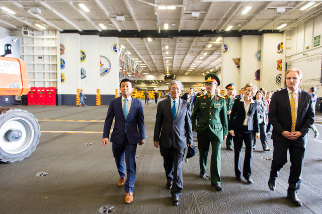 Đại sứ Việt Nam thăm căn cứ hải quân và tàu sân bay Mỹ