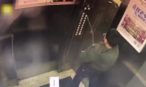 Bé trai Trung Quốc kẹt trong thang máy vì tiểu tiện lên bảng điều khiển