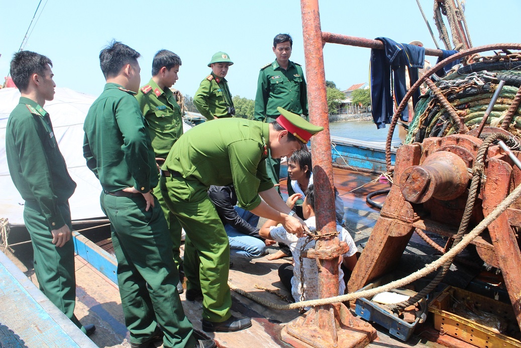 Lực lượng chức năng giải cứu cho các ngư dân