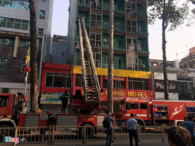 Giải cứu 19 người mắc kẹt trong đám cháy khách sạn ở Sài Gòn