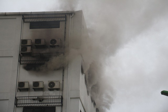 Cháy lớn tại Karaoke Kingdom, giải cứu 3 người mắc kẹt