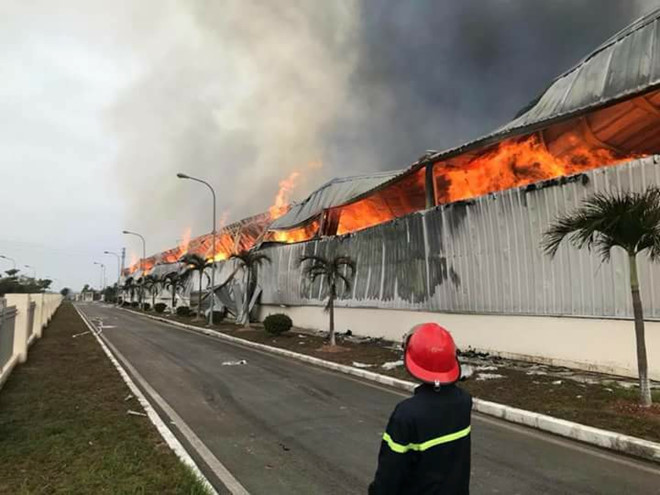 Huy động nhiều xe PCCC từ Trung Quốc dập lửa nhà máy sợi ở Quảng Ninh