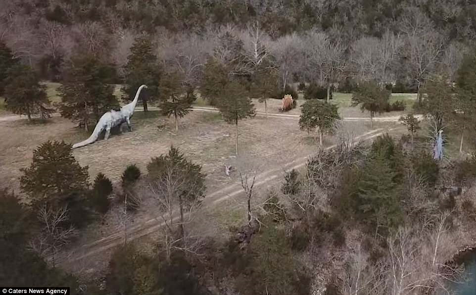 Ám ảnh công viên khủng long bị bỏ hoang
