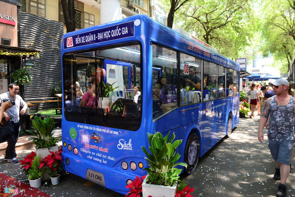 Khai trương xe buýt sách ở Sài Gòn
