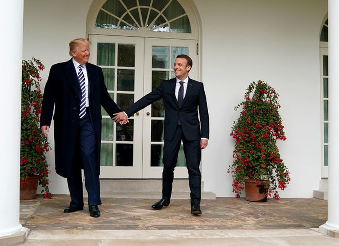 Tổng thống Pháp-Mỹ: Hôn má, siết tay, khen ngợi và phủi gàu