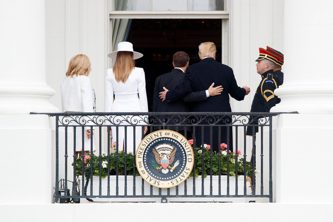 Tổng thống Pháp-Mỹ: Hôn má, siết tay, khen ngợi và phủi gàu