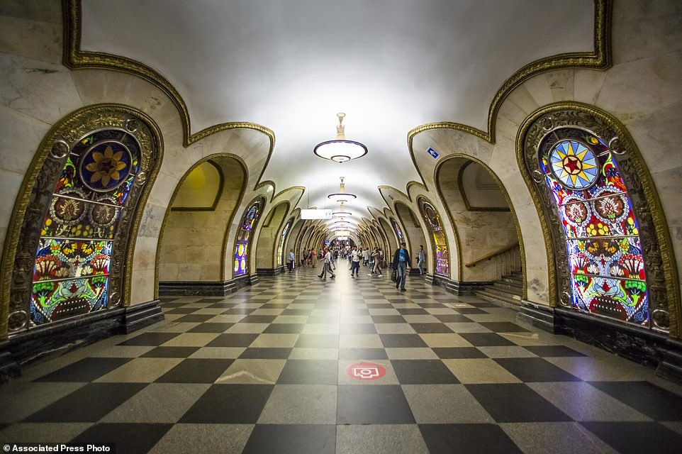 tau-dien-ngam-komsomolskaya-metro