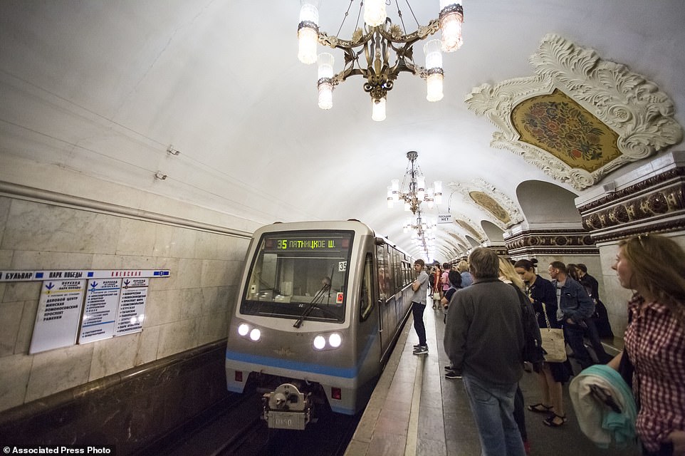 tau-dien-ngam-komsomolskaya-metro