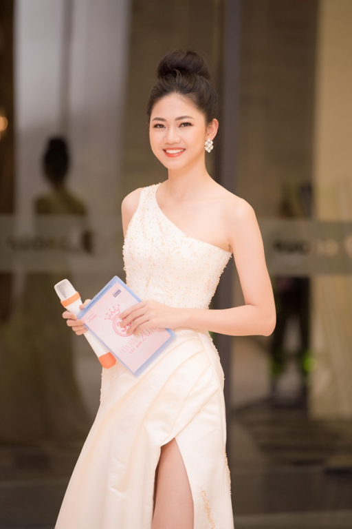 do-my-linh-thanh-tu-thuy-dung-do-ve-goi-cam-tai-chung-khao-phia-nam-hoa-hau-viet-nam-2018