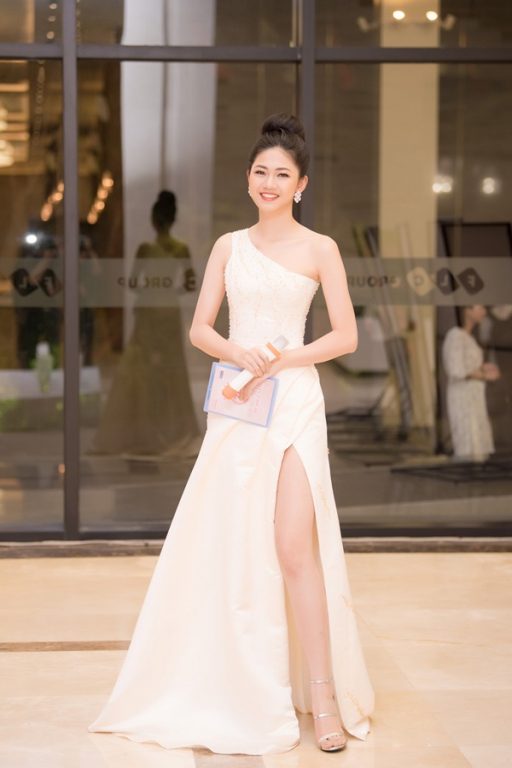 do-my-linh-thanh-tu-thuy-dung-do-ve-goi-cam-tai-chung-khao-phia-nam-hoa-hau-viet-nam-2018