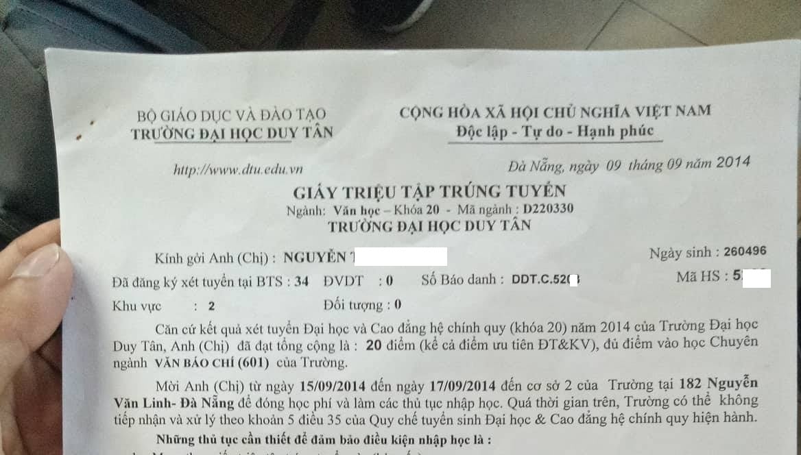 dai-hoc-duy-tan-da-nang-tuyen-sinh-1-dang-trao-bang-1-neo