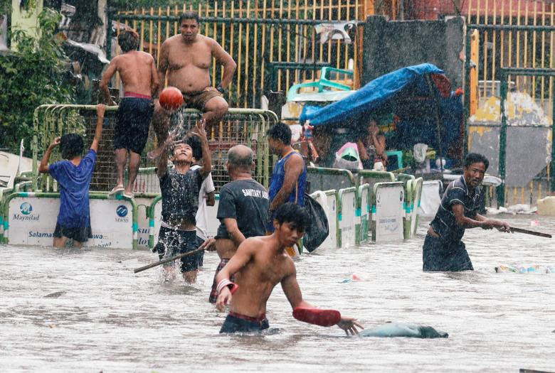 Người Philippines vật lộn với lụt vì bão Sơn Tinh