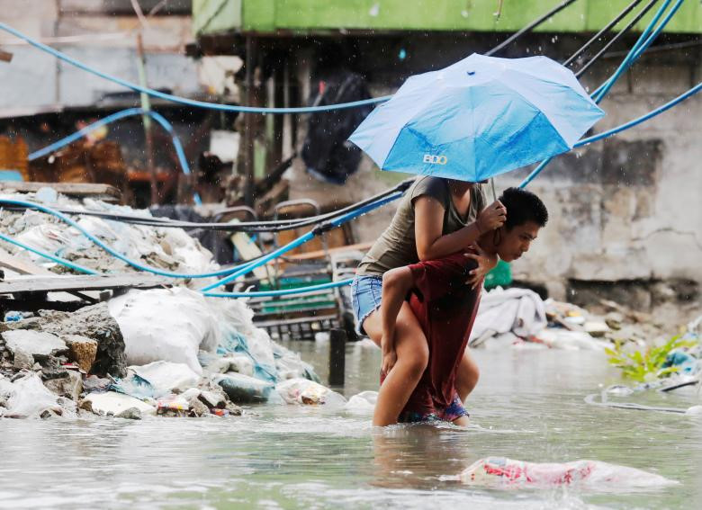 Người Philippines vật lộn với lụt vì bão Sơn Tinh