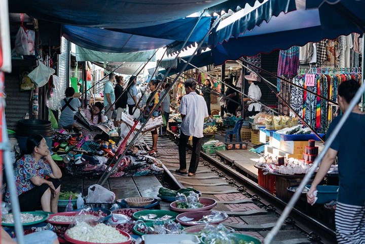 Cận cảnh khu chợ ngay cạnh đường sắt nguy hiểm nhất thế giới