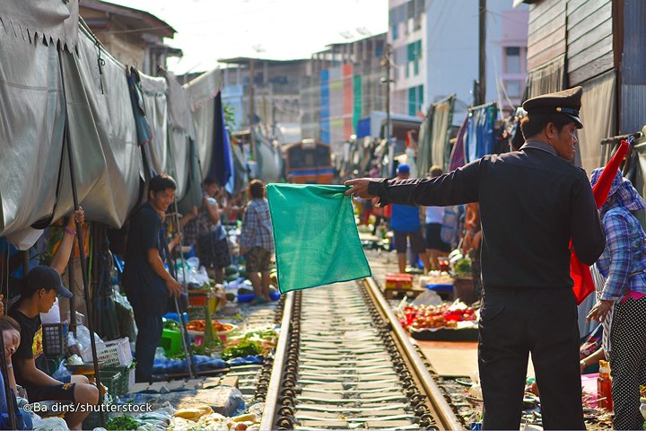 Cận cảnh khu chợ ngay cạnh đường sắt nguy hiểm nhất thế giới