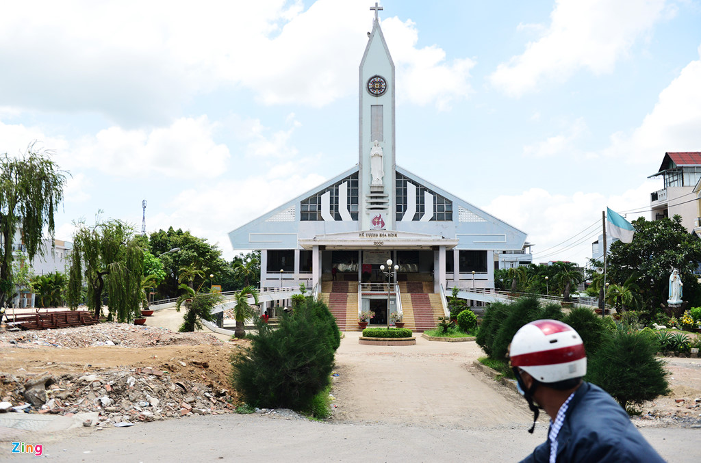 'Thần đèn' nâng nhà thờ 5.500 tấn ở Sài Gòn lên 2 m