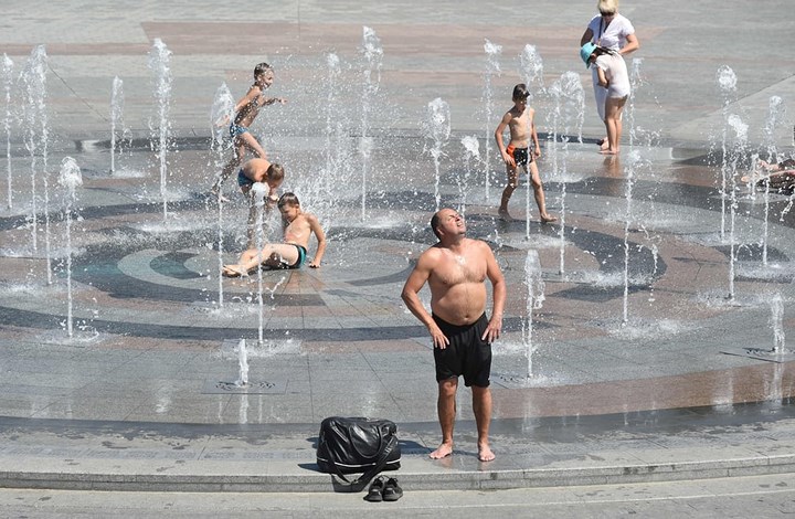 Muôn kiểu hạ nhiệt của người dân châu Âu trong đợt nắng nóng kỷ lục