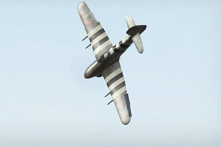 Ảnh: Máy bay Hawker Typhoon nhả đạn bắn cháy 3 phi cơ đối phương