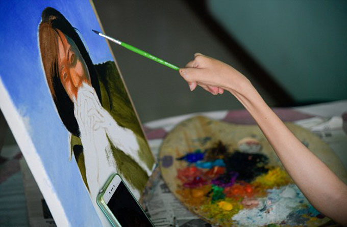 Người phụ nữ liệt giường 32 năm trở thành họa sĩ nổi tiếng