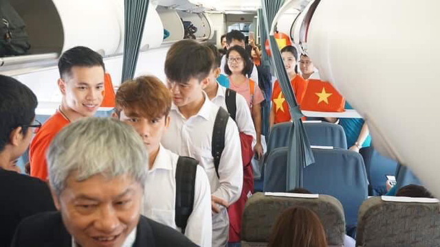 Tiếp viên hàng không tiết lộ về Olympic Việt Nam trên chuyến bay đặc biệt về nước