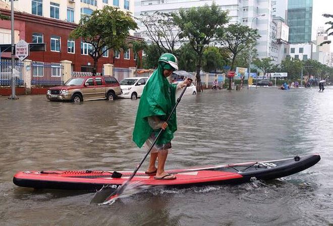 mua-lu-hoanh-hanh-da-nang-duong-pho-thanh-song-bai-bien-sat-lo-kinh-hoang-hoc-sinh-nghi-hoc