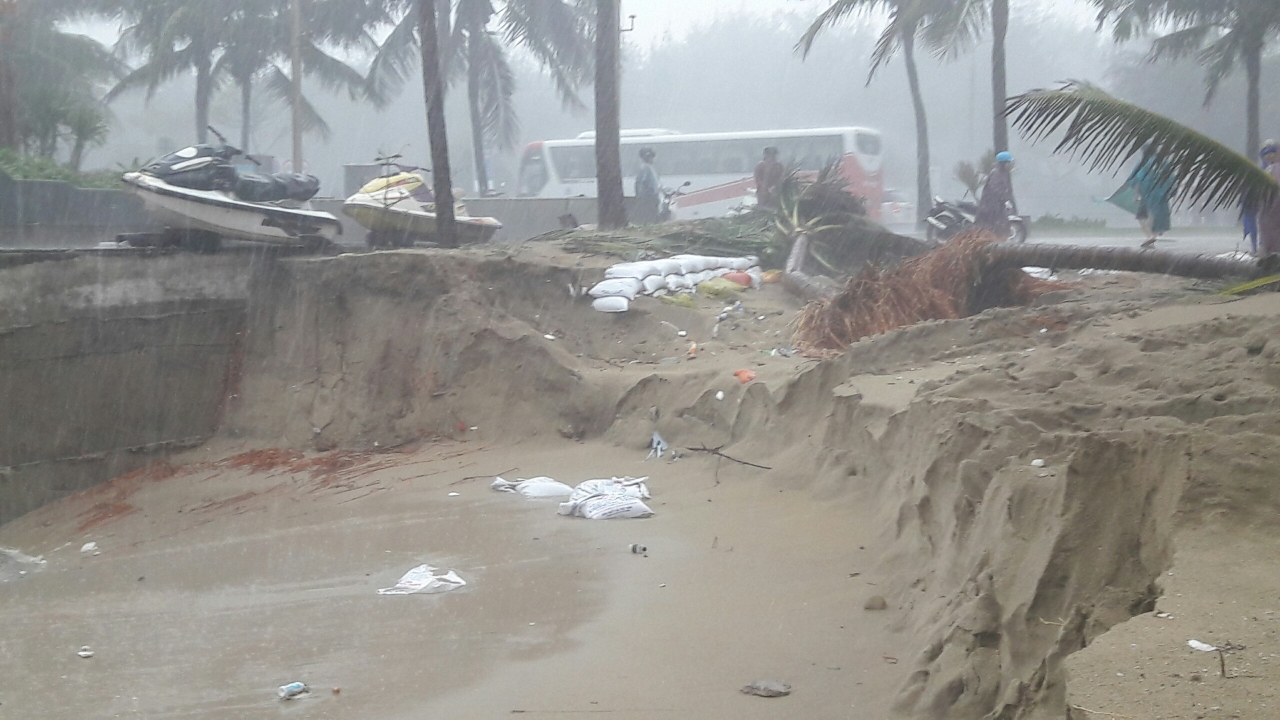 mua-lu-hoanh-hanh-da-nang-hoa-bien-nuoc-san-bay-te-liet-bai-bien-sat-lo-kinh-hoang