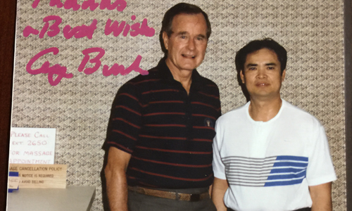 Tấm thiệp của cựu tổng thống Bush cha gửi ông Huynh là hình hai người chụp chung. Ảnh: Kim Nên.