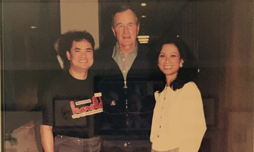 Vợ chồng ông Huynh, và Nên và cựu tổng thống Bush năm 1992. Ảnh: Kim Nên.
