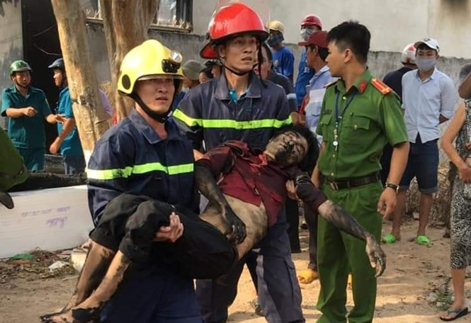 Một nạn nhân của vụ cháy được đưa đi cấp cứu /// Ảnh: CTV